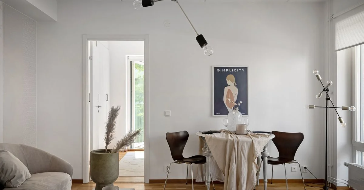 Salon moderne et élégant avec un design minimaliste et des meubles raffinés.