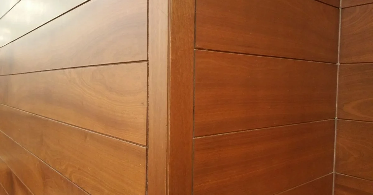Gros plan sur des panneaux muraux en bois modernes présentant des lignes épurées et une texture.