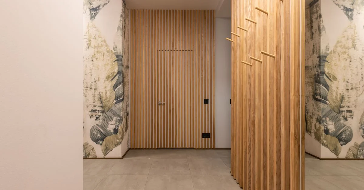Intérieur élégant de couloir avec des panneaux en bois et un papier peint artistique.