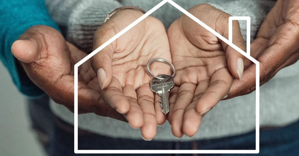 Mains d'un couple tenant une clé de maison symbolisant la propriété et les nouveaux départs.